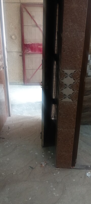 Building Lobby in 1.5 BHK Apartment at Arawali Apartments, Sector 52 – for Rent