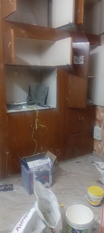 Furnished Amenities in 1.5 BHK Apartment at Arawali Apartments, Sector 52 – for Rent