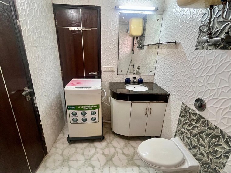 Attached Bathroom, sector 12 dwarka 3.5 Bedroom 2000 Sq.Ft. Apartment In Sector 12 Dwarka Delhi 8931644
