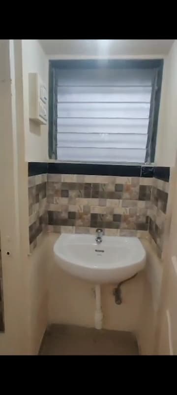 Bathroom in 1 BHK Apartment at Shreeniwas Tower, Lower Parel – for Rent