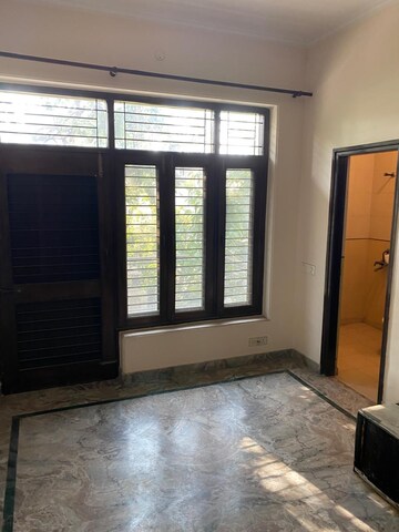 Room in 6 BHK Independent House at Sector 33 – for Rent