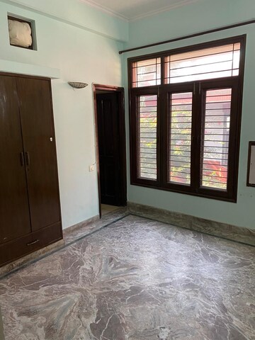 Room in 6 BHK Independent House at Sector 33 – for Rent