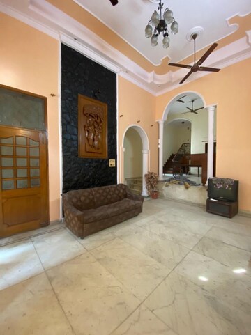 Living Room in 6 BHK Independent House at Sector 33 – for Rent