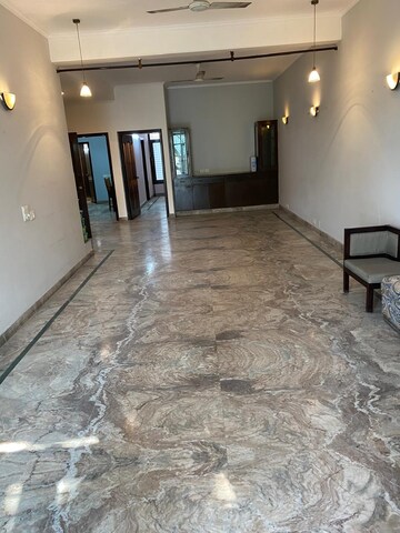 Room in 6 BHK Independent House at Sector 33 – for Rent