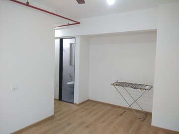  Shop For Sale in Thane West