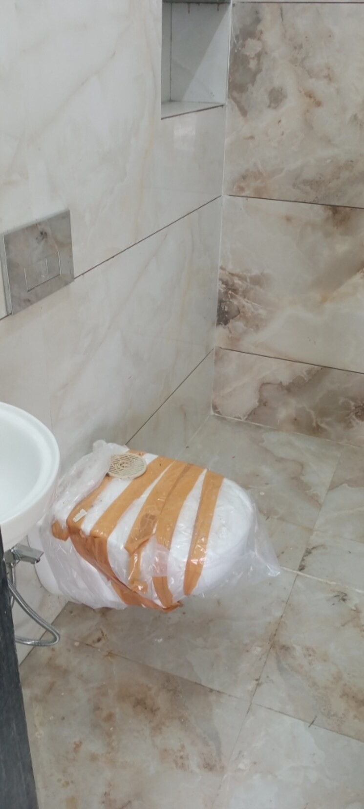 Bathroom, bindra-complex 1 Bedroom 640 Sq.Ft. Apartment In Andheri East Mumbai 8932106