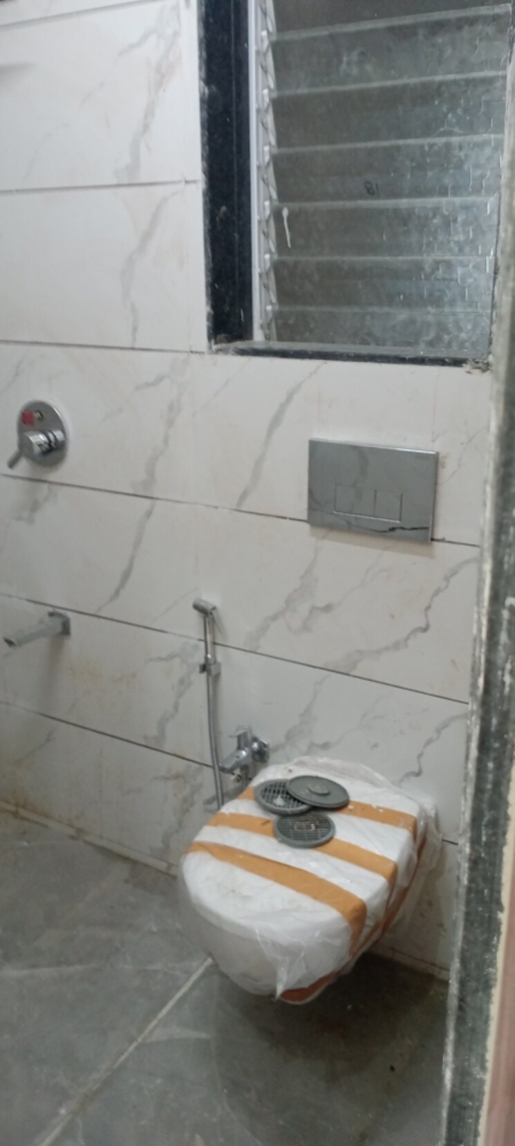 Bathroom, bindra-complex 1 Bedroom 640 Sq.Ft. Apartment In Andheri East Mumbai 8932106