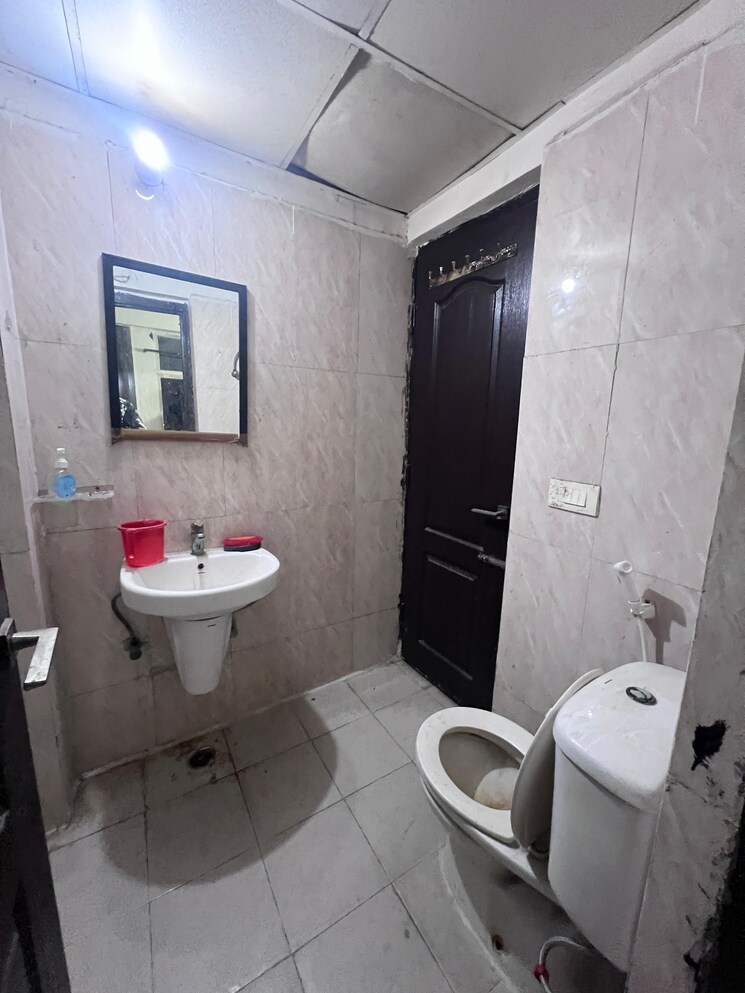 Bathroom, maxblis-grand-wellington 1 Bedroom 615 Sq.Ft. Apartment In Sector 75 Noida 8932134