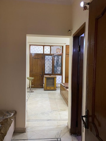 Room in 6 BHK Independent House at Sector 44 – for Rent