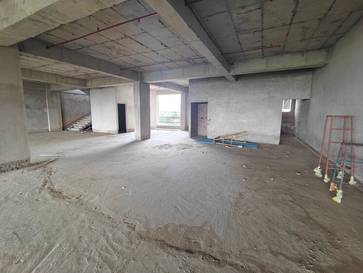  Parking, new-aster-plaza Commercial Showroom 5074 Sq.Ft. In International Airport Road Zirakpur 8932201