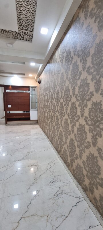 Room in 3 BHK Builder Floor at Smart Lane, Niti Khand – for Rent