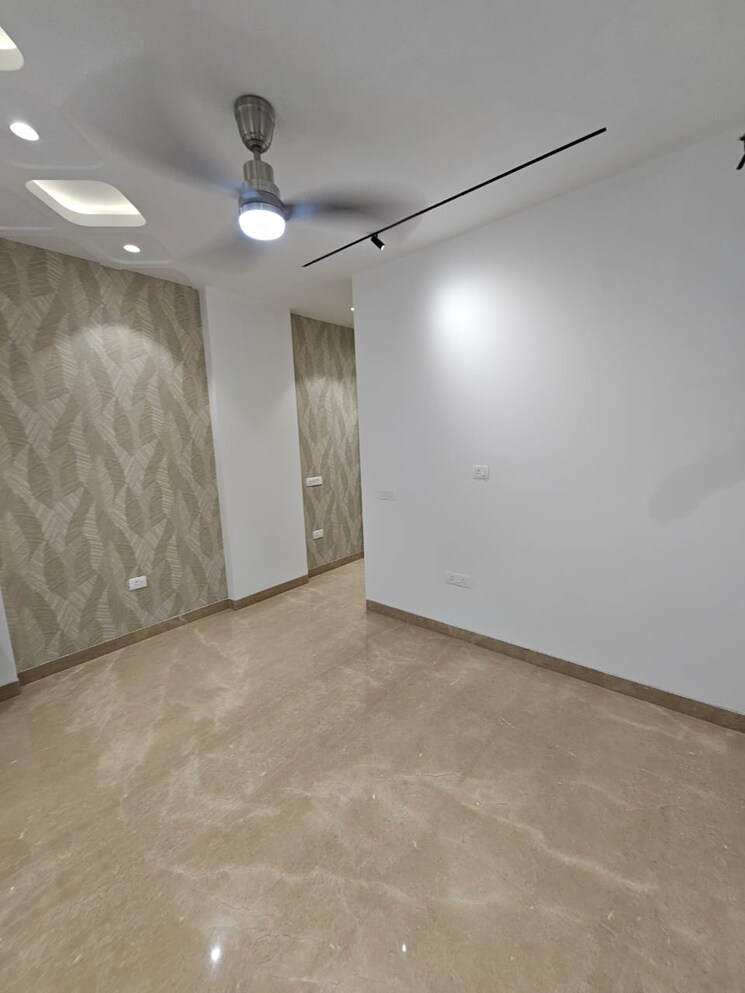 Room, vivek vihar 3 Bedroom 200 Sq.Yd. Builder Floor In Vivek Vihar Delhi 8932179