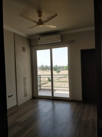Room in 2.5 BHK Builder Floor at Central Park 3 Flower Valley, Sohna Sector 33 – for Rent