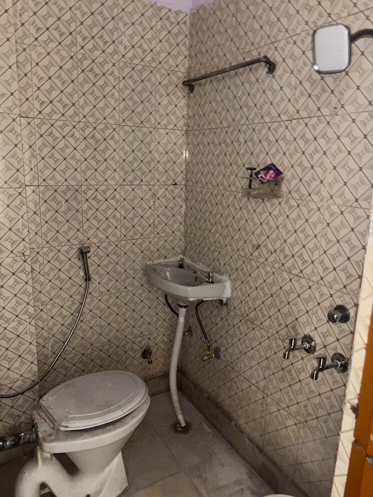 Bathroom, jawahar park 1.5 Bedroom 500 Sq.Ft. Builder Floor In Jawahar Park Delhi 8932220