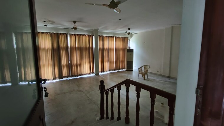 Balcony, sector 72 5 Bedroom 300 Sq.Mt. Independent House In Sector 72 Noida 8932218