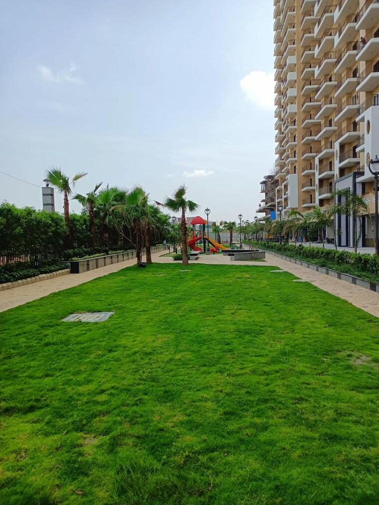 Garden, divyansh-onyx-phase-2 2.5 Bedroom 1375 Sq.Ft. Apartment In Gyan Khand Ghaziabad 8932294