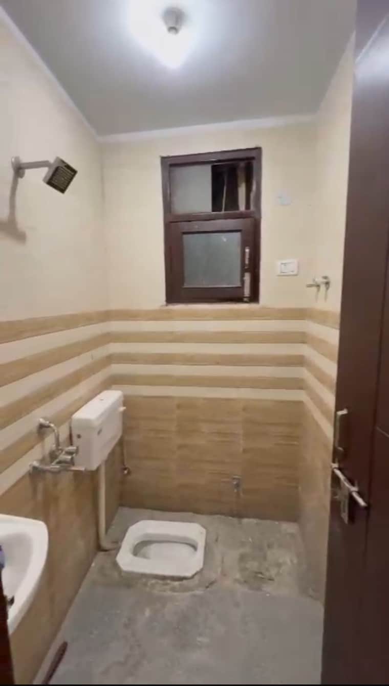 Bathroom, jawahar park 3 Bedroom 950 Sq.Ft. Builder Floor In Jawahar Park Delhi 8932331