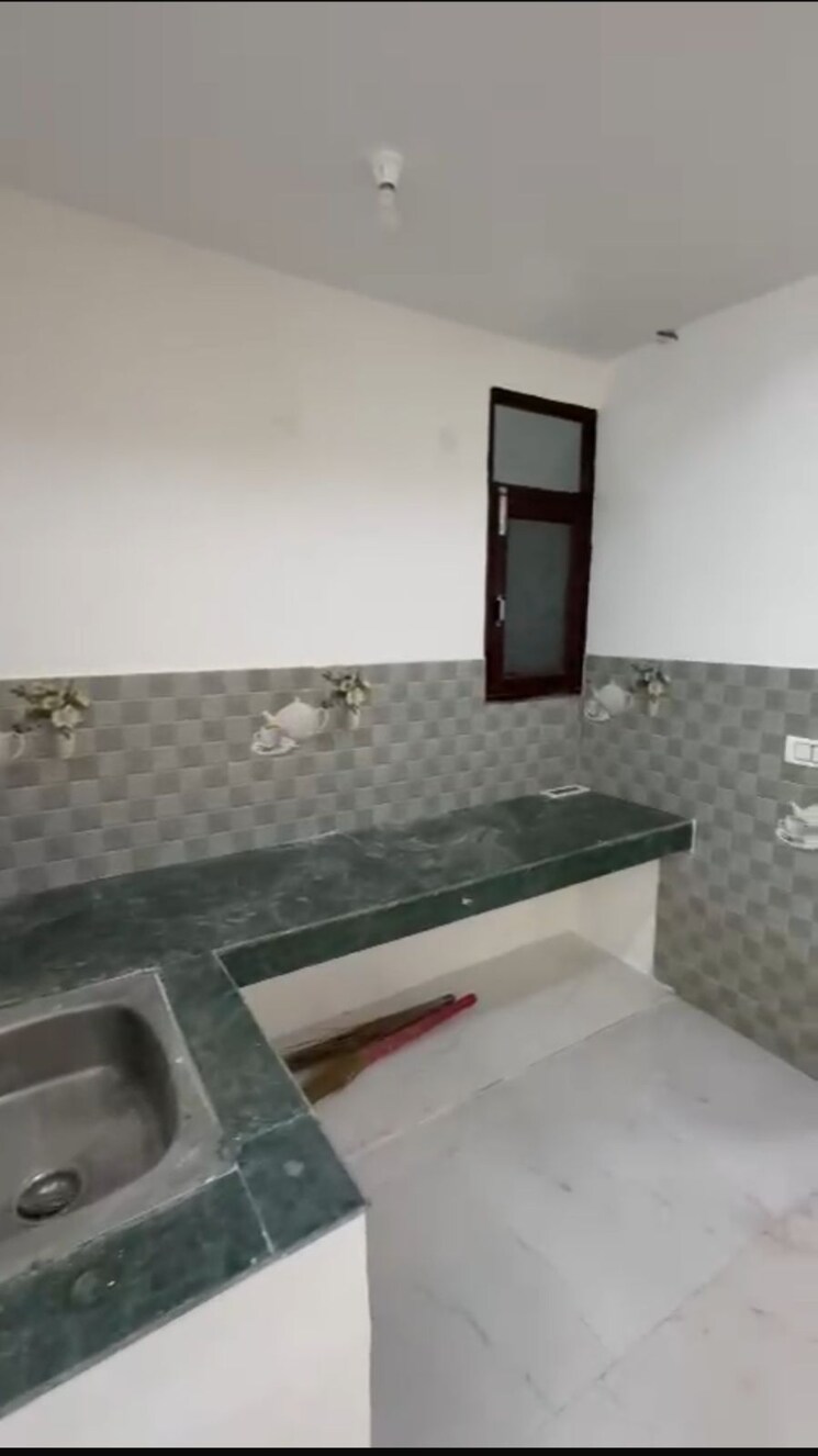 Kitchen, jawahar park 3 Bedroom 950 Sq.Ft. Builder Floor In Jawahar Park Delhi 8932331