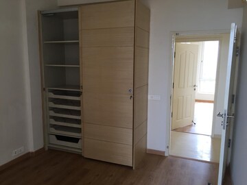Room in 4 BHK Apartment at Pioneer Park Presidia, Sector 62 – for Rent