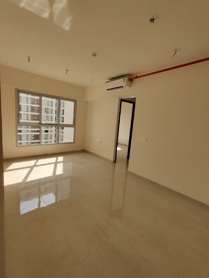 Room in 2 BHK Apartment at Piramal Vaikunth, Balkum Pada – for Sale