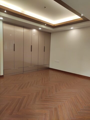Room in 4 BHK Builder Floor at Dlf Phase iv – for Rent