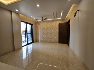 Room in 4 BHK Builder Floor at Parklands, Sector 85 – for Sale