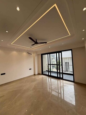 Room in 4 BHK Builder Floor at Vasant Vihar – for Rent