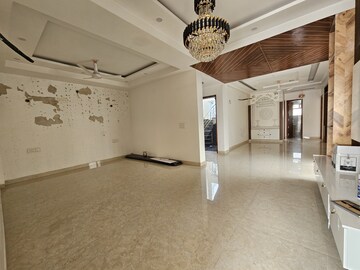 Room in 4 BHK Builder Floor at Parklands, Sector 85 – for Sale