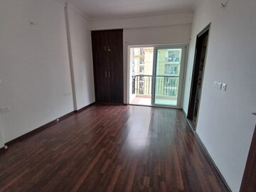Room in 3 BHK Apartment at Amrapali Crystal Homes, Sector 76 – for Rent
