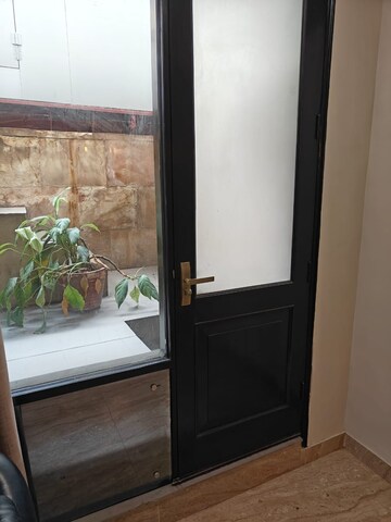 Furnished Amenities in 3.5 BHK Penthouse at Green Park – for Rent