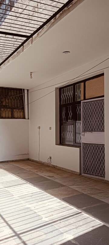 Room in 3.5 BHK Apartment at Ganpati Apartments Gurgaon, Sector 56 – for Rent
