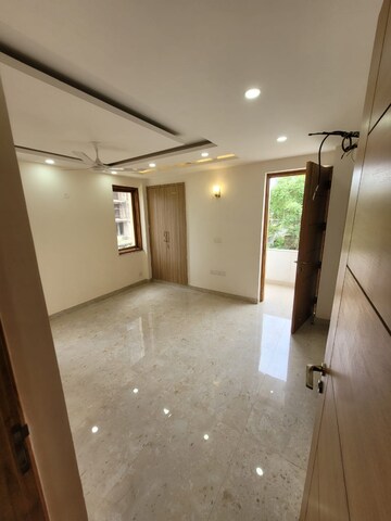 Room in 3 BHK Builder Floor at Parklands, Sector 85 – for Sale