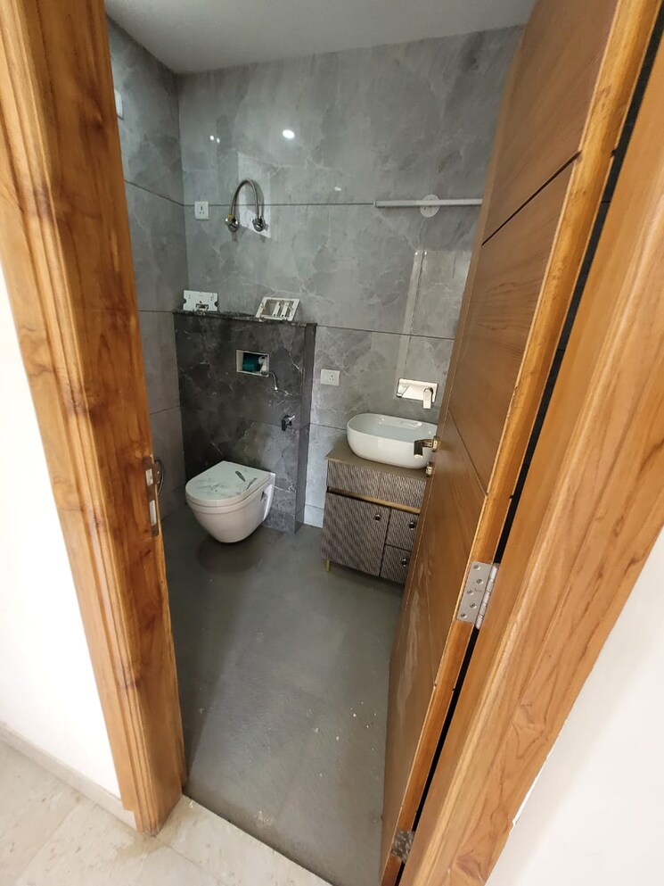 Attached Bathroom, parklands 4 Bedroom 350 Sq.Yd. Builder Floor In Sector 85 Faridabad 8932832