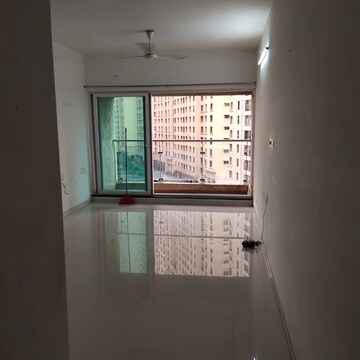 Room in 2 BHK Apartment at Rustomjee Urbania Azziano, Vrindavan Society – for Rent