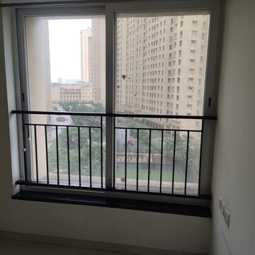 Room in 2 BHK Apartment at Rustomjee Urbania Azziano, Vrindavan Society – for Rent