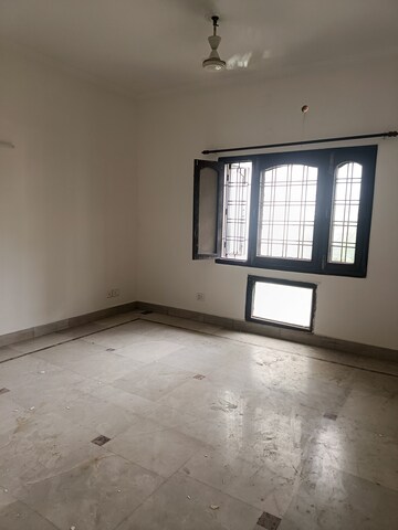 Room in 4 BHK Independent House at Sector 51 – for Rent