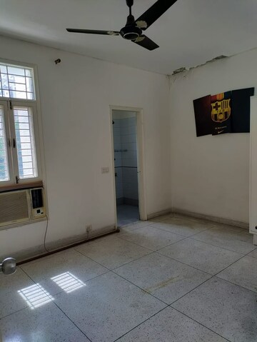 Room in 3.5 BHK Builder Floor at Unitech South City II, Sector 50 – for Rent