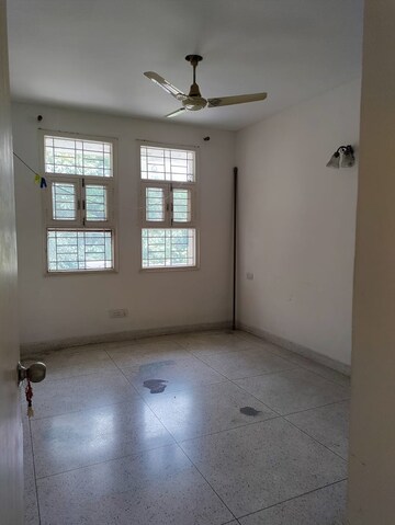 Room in 3.5 BHK Builder Floor at Unitech South City II, Sector 50 – for Rent