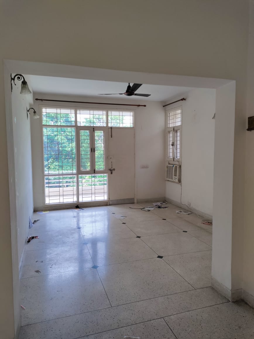 3.5 BHK + Pooja Room,Servant Room Builder Floor For Rent in Unitech South City II