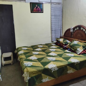 Bedroom in 2.5 BHK Independent House at Shalimar Bagh – for Rent