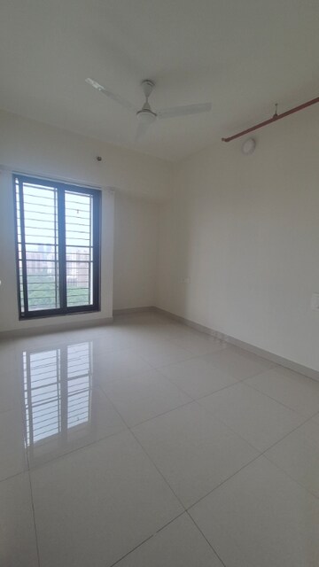 Room in 2 BHK Apartment at Acme Oasis, Kandivali East – for Rent