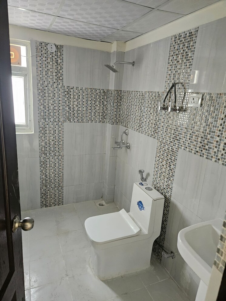 Bathroom, supertech-cape-town 4 Bedroom 2385 Sq.Ft. Apartment In Sector 74 Noida 8933112