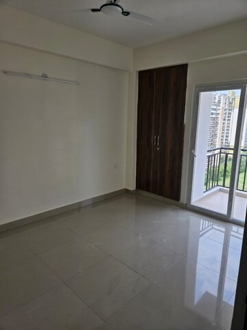 Room in 4 BHK Apartment at Supertech Cape Town, Sector 74 – for Rent
