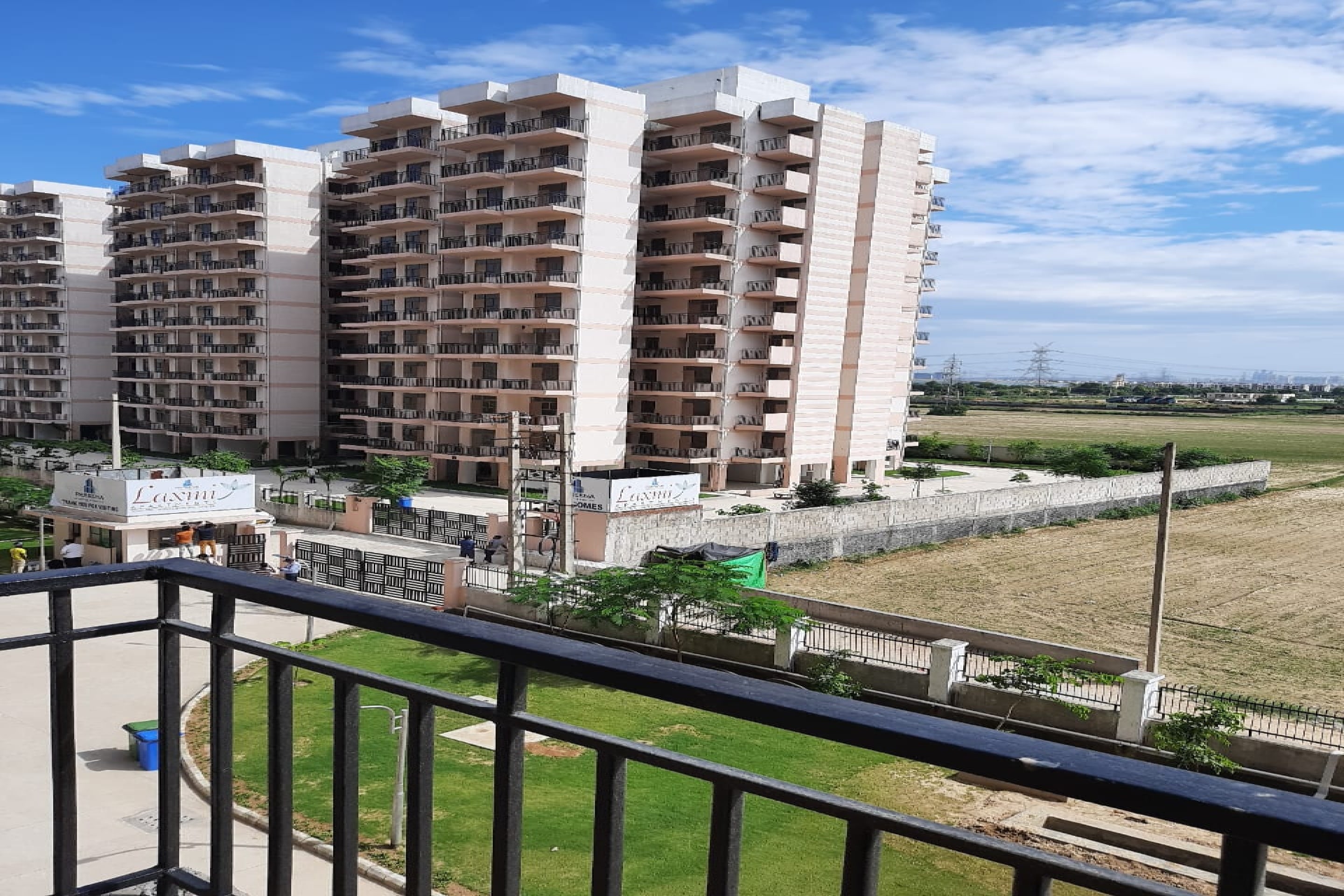 2 BHK Apartment For Sale in Pareena Laxmi Apartments