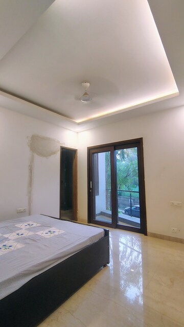 Room in 4 BHK Builder Floor at DLF City Phase IV, Dlf Phase iv – for Rent