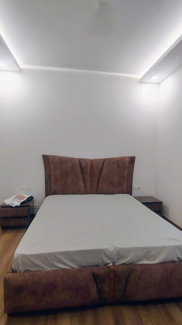 Bedroom in 4 BHK Builder Floor at DLF City Phase IV, Dlf Phase iv – for Rent