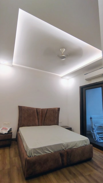 Room in 4 BHK Builder Floor at DLF City Phase IV, Dlf Phase iv – for Rent