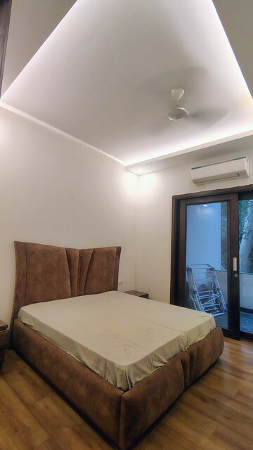 Bedroom in 4 BHK Builder Floor at DLF City Phase IV, Dlf Phase iv – for Rent
