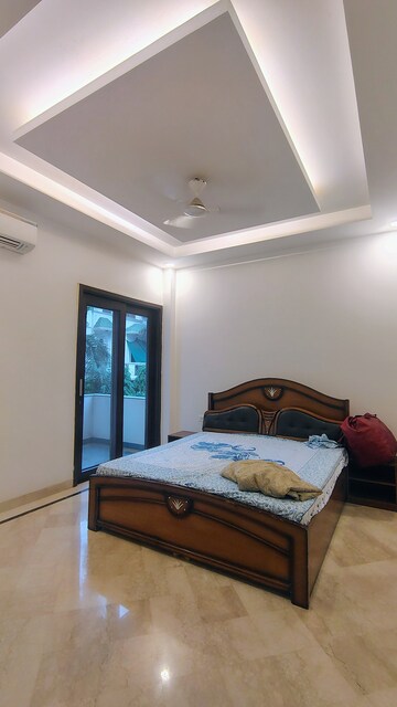 Bedroom in 4 BHK Builder Floor at DLF City Phase IV, Dlf Phase iv – for Rent