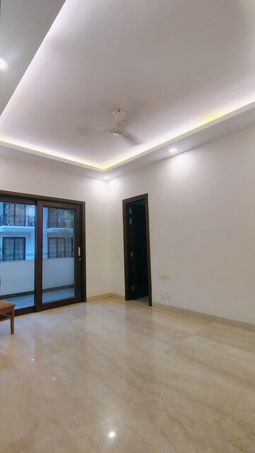 Room in 4 BHK Builder Floor at DLF City Phase IV, Dlf Phase iv – for Rent